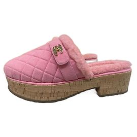 tamancos de camurça rosa e pele de ovelha Chanel Rosa