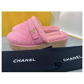 Chanel-sabots en daim rose et en peau de mouton Chanel-Rose