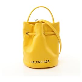 Balenciaga-Sac seau en cuir Balenciaga Everyday XS-Jaune