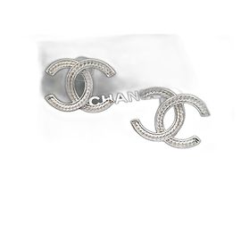 neue Chanel-Ohrringe mit einer Chanel-Box Silber