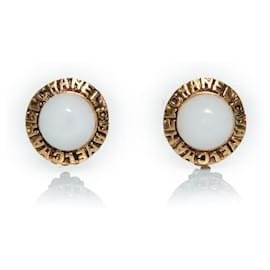 Chanel, Orecchini a clip in perle con logo coco cc vintage degli anni '80 Bianco D'oro