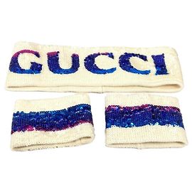 Conjunto de faixa de cabeça e pulseira com logo GG em lantejoulas da Gucci Rosa Branco Azul