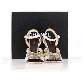 Chanel-Sandales à talons hauts avec chaîne Chanel en tweed blanc-Blanc