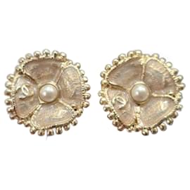 Chanel-Boucles d'oreilles Chanel CC Flower en métal doré-Doré