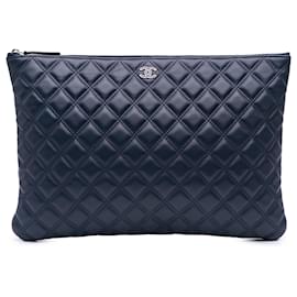 Chanel-Pochette Chanel Blue CC en cuir d'agneau matelassé à double couture-Bleu,Bleu Marine