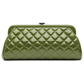 Chanel-Pochette à fermoir Kiss Lock en cuir verni matelassé rouge CC de Chanel-Rouge