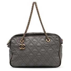 Chanel-Sac Triptyque en Cuir de Veau Matelassé Chanel Gris CC-Marron