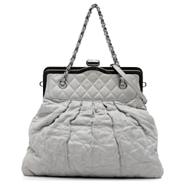 Chanel-Sac à main chic en cuir de veau matelassé irisé gris Chanel-Marron