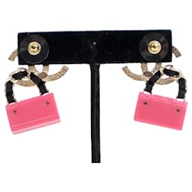 Chanel-Boucles d'oreilles push back en résine CC en cuir de veau plaqué or Chanel-Doré,Autre