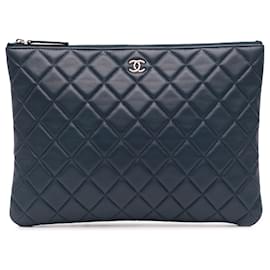 Chanel-Pochette O en cuir d'agneau matelassé bleu moyen Chanel-Bleu,Bleu Marine
