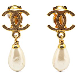 Chanel-Boucles d'oreilles clip en fausse perle avec CC en or plaqué Chanel-Doré