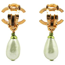 Chanel-Boucles d'oreilles clip en fausse perle avec CC en or plaqué Chanel-Doré