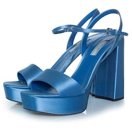Prada-Prada, escarpins en satin à plateforme en bleu lavande-Bleu