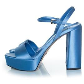 Prada-Prada, escarpins en satin à plateforme en bleu lavande-Bleu
