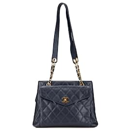 Chanel-Sac à main en caviar matelassé bleu Chanel avec poche avant et chaîne-Bleu,Bleu foncé