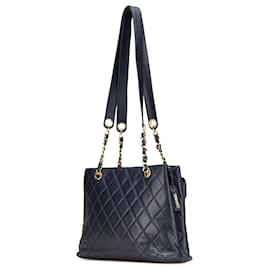 Chanel-Sac à main en caviar matelassé bleu Chanel avec poche avant et chaîne-Bleu,Bleu foncé
