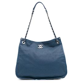 Chanel-Tote Up In The Air en cuir de veau perforé bleu Chanel-Bleu,Bleu foncé