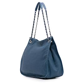 Chanel-Tote Up In The Air en cuir de veau perforé bleu Chanel-Bleu,Bleu foncé