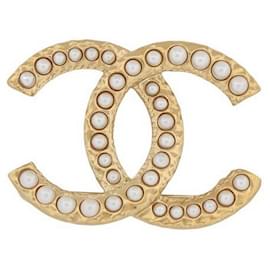 Chanel-NEW CHANEL CC LOGO BROOCH 2024 IN GOLD METAL WITH PEARLS-Golden