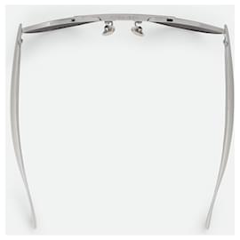 Bottega Veneta-Lunettes de soleil Aviator UNISEXE MXN 13 770 Lunettes de soleil Aviator en métal avec des branches sculpturales en forme de sardine-Argenté,Gris