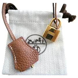 Hermès-tirette clochette cadenas hermès deux clefs cuir togo gold kelly , birkin-Bijouterie dorée