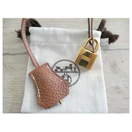 Hermès-tirette clochette cadenas hermès deux clefs cuir togo gold kelly , birkin-Bijouterie dorée