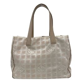 Bolsa tote da nova linha de viagem da Chanel Bege