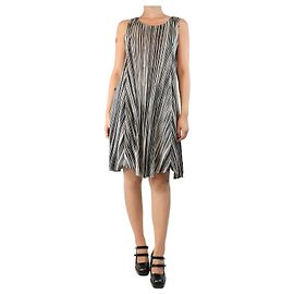 Pleats Please Robe midi plissée sans manches à rayures multicolores - taille UK 8 Multicolore