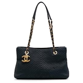 Chanel-Chanel Blue Medium Chevron Wrinkled Calfskin Medallion Charm Tote-Blue,Navy blue