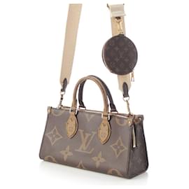 Louis Vuitton-Bolsa OnTheGo EW Monogram Giant Reverse da Louis Vuitton-Marrom