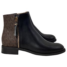 Bota ankle em couro preto e marrom com logo Britt Signature da Michael Kors Preto