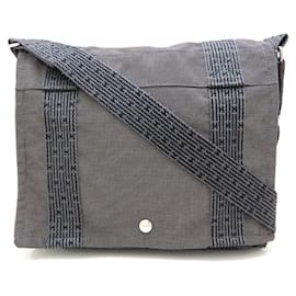 Hermès-Sac à bandoulière en nylon canvas Hermes Basas PM-Gris