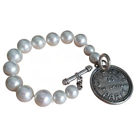 Pulsera Chanel de Perlas con Medallón Multicolor