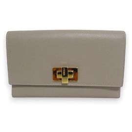 Cartera larga de cuero Fendi Peekaboo Beige
