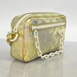 Louis Vuitton-Bolsa Clutch Volga Monogram Prism da Louis Vuitton-Outro