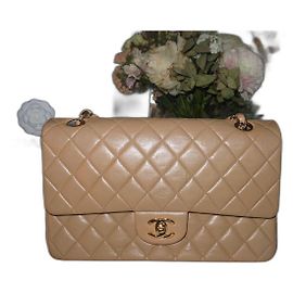 Bolsa Chanel Timeless Clássica – Couro de Cordeiro Bege – Corrente Dourada Bege Conhaque Gold hardware