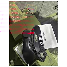 Salvatore Ferragamo-New Vara Plate-Black