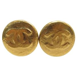 Chanel-VINTAGE LARGE CHANEL LOGO CC 1993 HAMMERED METAL EARRINGS-Golden