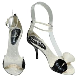 Chanel-CHANEL Sandales Vintage Camélia à Talons en Cuir Verni Noir & Blanc 6,5 US-Blanc