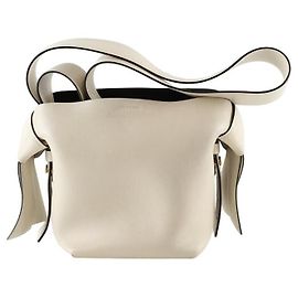 Acne Bolsa de ombro Musubi em couro Bege
