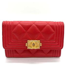 Tarjetero Boy Chanel de piel de cordero rojo Roja