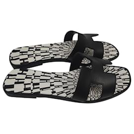 Hermès-Hermès Oran Flat Slides in Black Calfskin Leather-Black