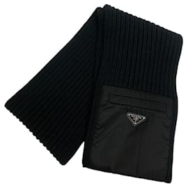 Cachecol em Re-Nylon com placa triangular Prada Preto