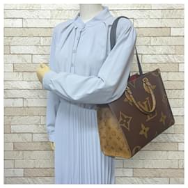 Louis Vuitton-Bolsa de Ombro Louis Vuitton On the Go MM Monogram Giant-Marrom,Monograma