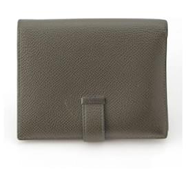 Hermès-Portefeuille compact Bearn en veau Epsom Hermes-Vert