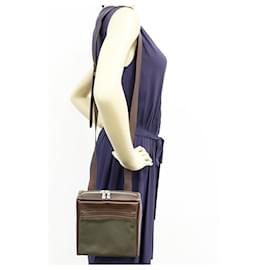 Louis Vuitton-Sac à épaule en cuir nylon Taiga Sayang de Louis Vuitton-Vert