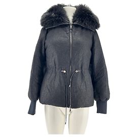 Moncler giacca corta nera con collo in pelliccia Nero