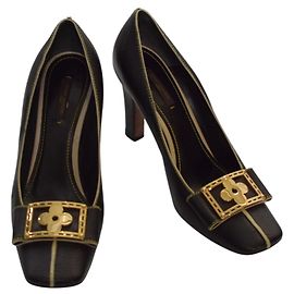 Escarpins carrés en cuir noir Louis Vuitton avec boucle en fleur dorée, taille 39,5 Noir
