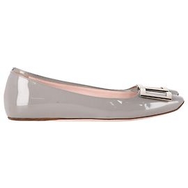 Bailarinas em couro patente cinza com fivela de metal Trompette da Roger Vivier Cinza