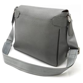 Louis Vuitton-Sac à épaule Roman MM Taiga de Louis Vuitton-Gris